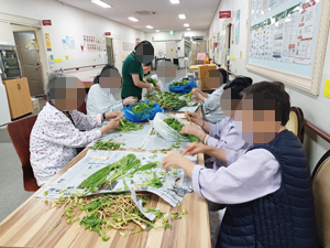 3. 일상생활 프로그램(산책활동, 마스크 팩 등)