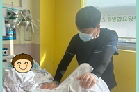 병동 어르신 복부 마사지를 통해 장 운동 자극 